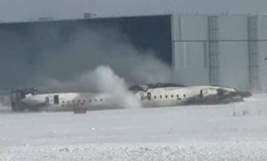 美客機著陸倒翻 乘客驚慌爬出機艙 這也太可怕了