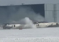 美客機著陸倒翻 乘客驚慌爬出機艙 這也太可怕了