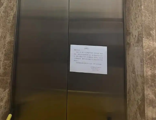 昆明一電梯疑故障沖頂致業(yè)主身亡 這也太恐怖了