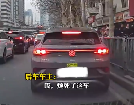 女子主干道停車下來排隊買燒麥 原因竟是這樣太崩潰了