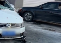 父母車禍輕微傷 女子跪謝愛車護主 到底是什么情況？