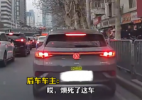 女子主干道停車下來排隊買燒麥 原因竟是這樣太崩潰了