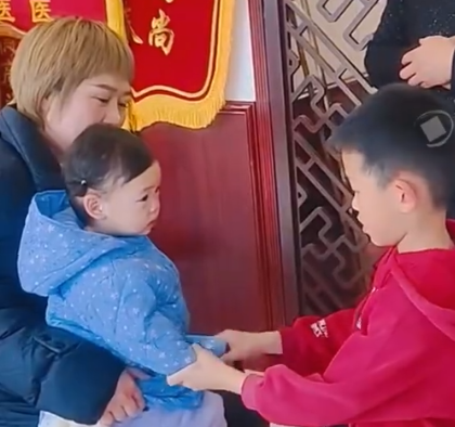 8歲小孩哥給肘關(guān)節(jié)脫位女寶正骨 這已經(jīng)不是第一次了