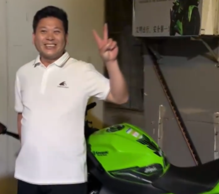 50歲爸爸的機(jī)車夢被6個子女實現(xiàn)了 實在太開心了