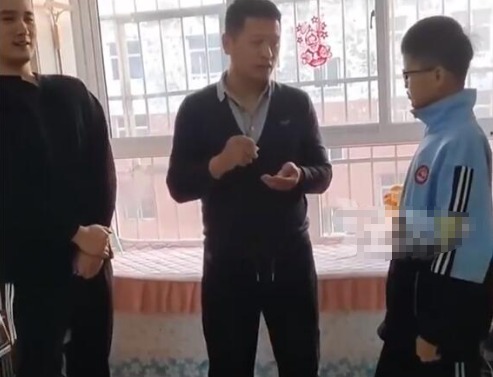 父親通過抓鬮給兩兒子分房 父母做得很對公平公正
