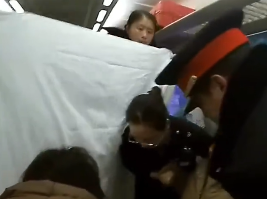 孕婦火車上分娩 眾人舉窗簾幫接生 這也太驚險了