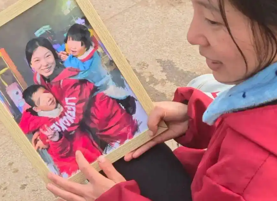 擺攤為兒子籌醫藥費女子否認劇本 原因竟是這樣太意外了