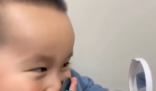 弟弟偷用姐姐化妝品 小表情絕了 小表情十分豐富