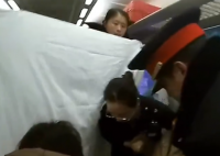 孕婦火車上分娩 眾人舉窗簾幫接生 這也太驚險了