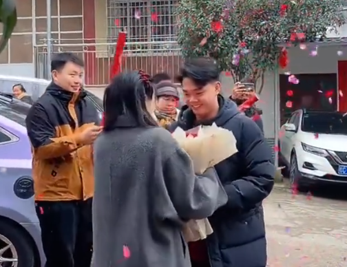 00后小伙把大學(xué)班主任娶回家 究竟是怎么回事？