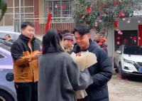 00后小伙把大學班主任娶回家 究竟是怎么回事？
