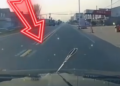 男子駕車遇天降剪刀扎在車頭上 究竟是怎么回事？