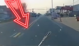男子駕車遇天降剪刀扎在車頭上 究竟是怎么回事？