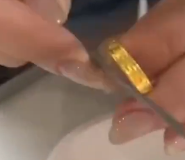 女子嫌金價太高在家自制金戒指 這也太厲害了