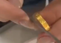 女子嫌金價太高在家自制金戒指 這也太厲害了