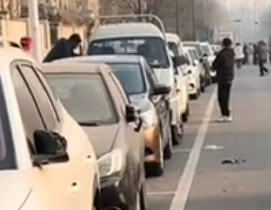 四五十輛車反光鏡被砸?知情人回應 原因竟是這樣太無奈了