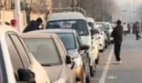 四五十輛車反光鏡被砸?知情人回應 原因竟是這樣太無奈了