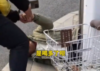 外賣小哥救醒醉酒路人后放聲大哭 始料未及真相簡直太意外了
