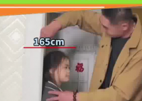 女子8歲時身高165cm現188cm 在人群中無疑是非常引人注目的