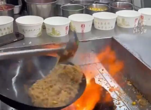小伙賣炒飯凈賺50萬:真收入不怕打假 連談戀愛的時(shí)間都沒有