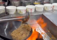 小伙賣炒飯凈賺50萬:真收入不怕打假 連談戀愛的時間都沒有