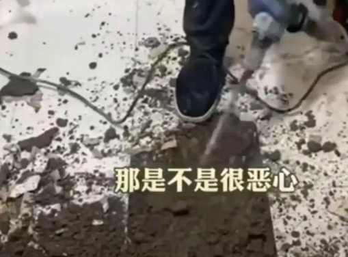 女子吐槽樓上鄰居馬桶正對(duì)自家廚房 究竟是怎么回事？