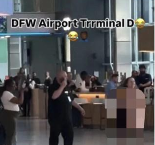 美國女子赤身大鬧機場刺傷多人 實在太可怕了