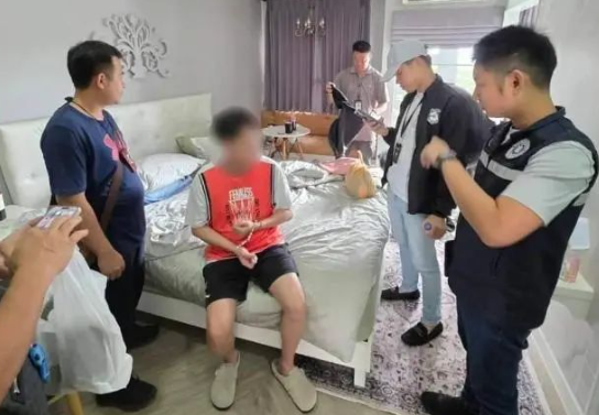28歲中國網(wǎng)紅在泰國被持刀搶劫 搶走其包內(nèi)攜帶的現(xiàn)金后逃竄