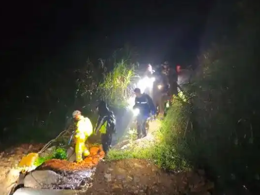 4名上海游客被困山頂懸崖邊 究竟是怎么回事？