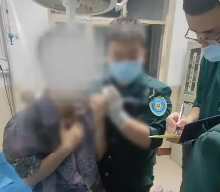 急救人員回應男子脖子被扎燒烤簽 為什么引熱議？