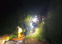 4名上海游客被困山頂懸崖邊 究竟是怎么回事？