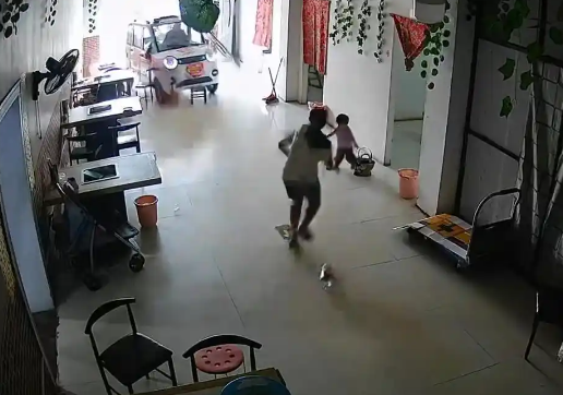 11歲姐姐飛身救妹 爺爺稱不要賠償 究竟是怎么回事？