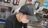騎手安慰因訂單多崩潰的女店員 奶茶店外賣訂單爆單