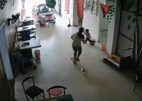 11歲姐姐飛身救妹 爺爺稱不要賠償 究竟是怎么回事？