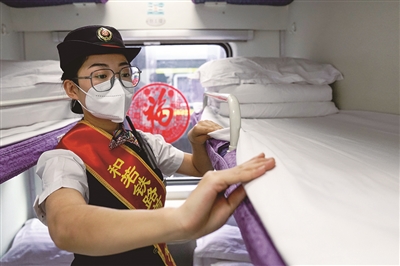 世界首條環沙漠鐵路是如何“煉”成的？