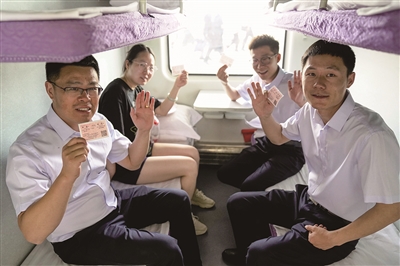 世界首條環沙漠鐵路是如何“煉”成的？