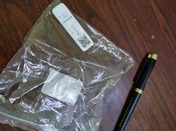 用筆給抗原加了一道杠 上海男子涉疫惡作劇被拘留
