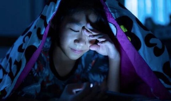 睡前刷手機傷眼還折壽是真的嗎？