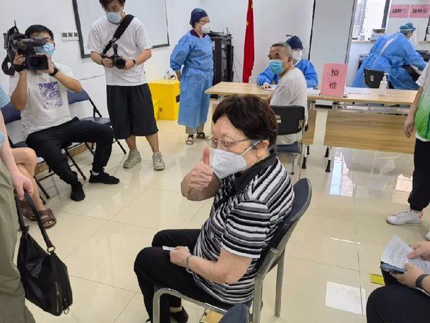 老院士又來打疫苗了！作為病毒學家的她說……
