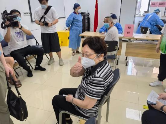 年近90歲老院士來打加強針了！作為著名病毒學家，她說……