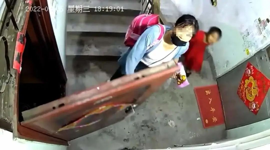 警方通報(bào)“母女被雨衣男拖拽進(jìn)屋”，案件細(xì)節(jié)披露！