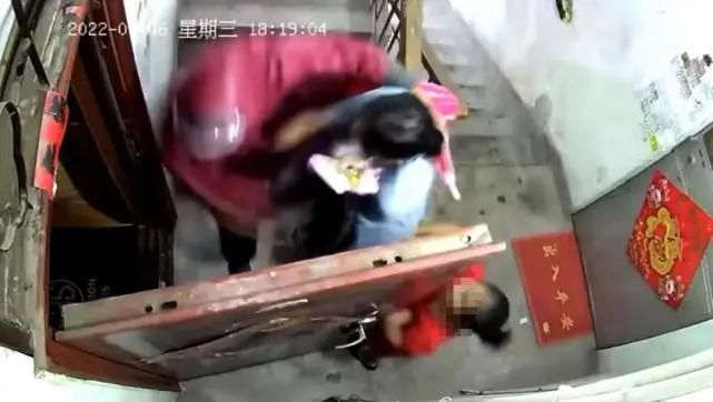 警方通報(bào)“母女被雨衣男拖拽進(jìn)屋”，案件細(xì)節(jié)披露！
