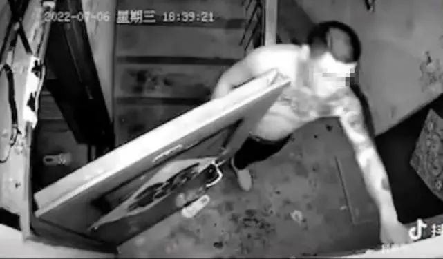警方通報(bào)“母女被雨衣男拖拽進(jìn)屋”，案件細(xì)節(jié)披露！